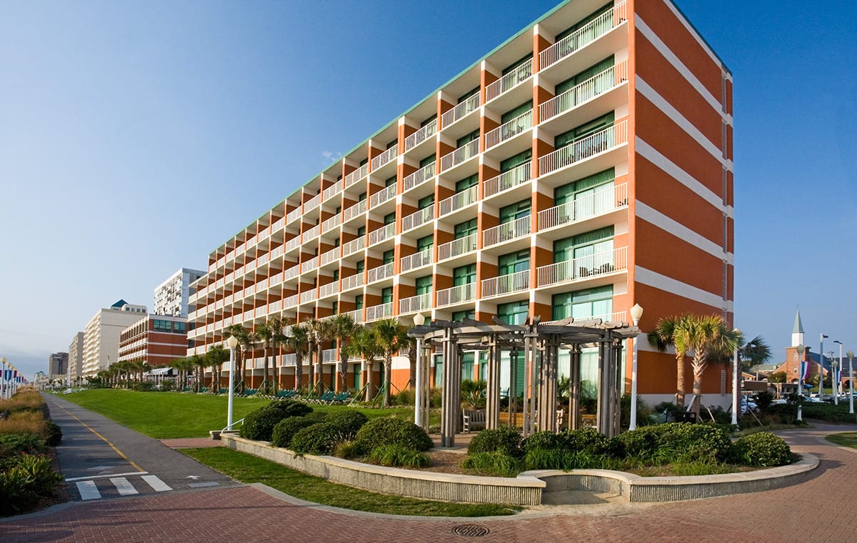 Virginia Beach hotel - Holiday Inn and Suites exterior
