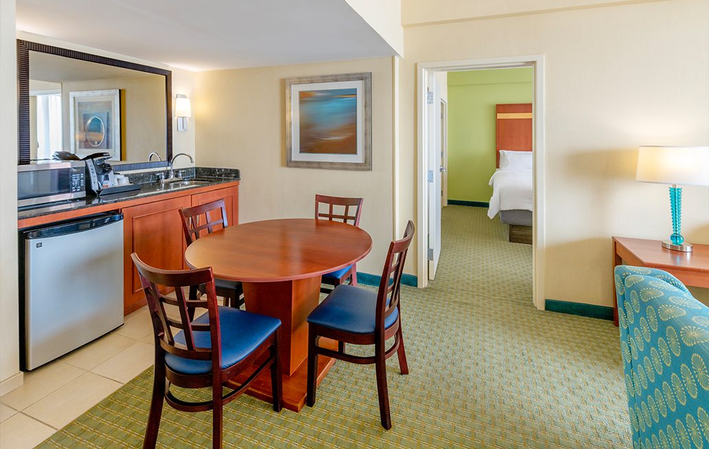 HolidayInn-VB-North-Gallery-DeluxeOFQueenSuite-2
